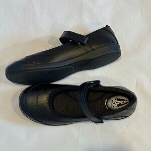Hush Puppies Mary Jane Shoes - Kids Size 5.5W - NIB